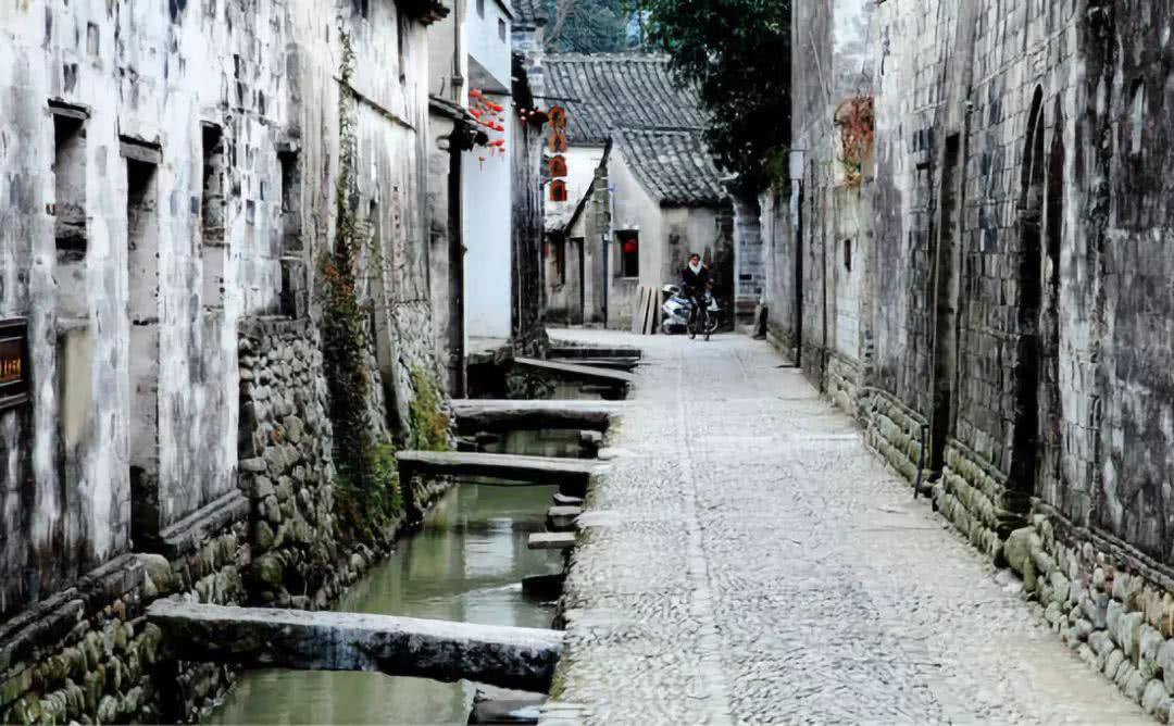 祖传的圣旨,被专家借走后20年不还,最终将其告上法庭